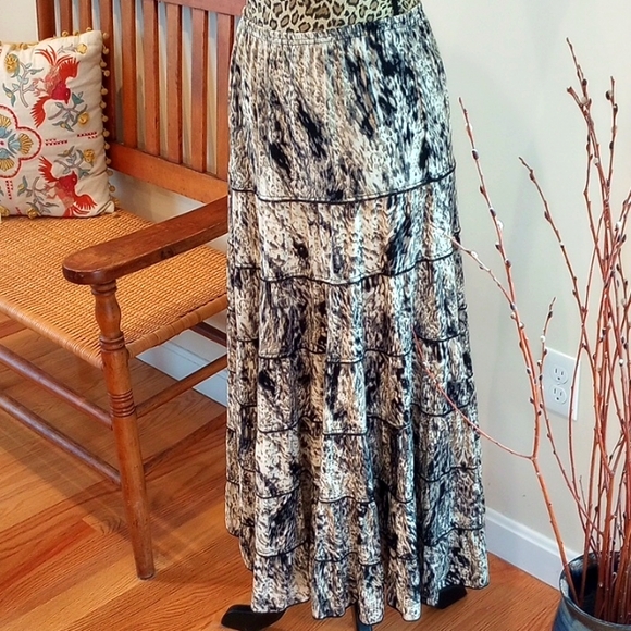 Metro Wear Ladies Petite Tiered Maxi Skirt Size:PM Color:Black, White, Gray - Picture 2 of 9